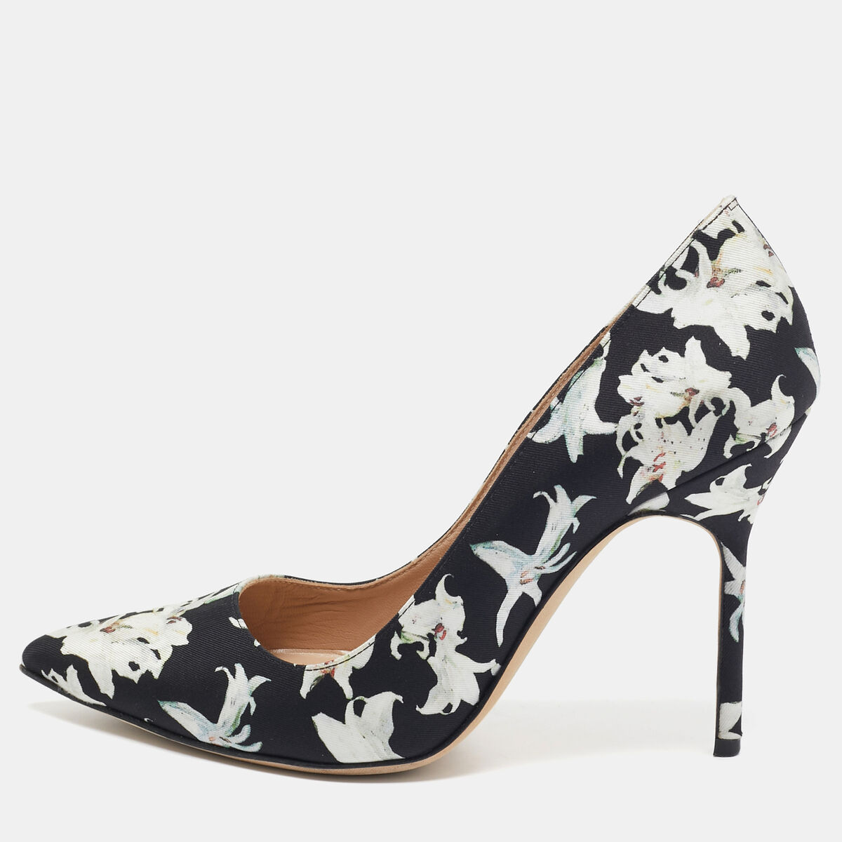 Manolo Blahnik Black/White Printed Floral Fabric BB Pumps Manolo Blahnik Black/White Printed Floral Fabric BB Pumps
