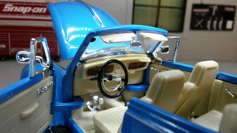 VW Beetle Convertible Cabriolet 1302 1:24 Scale Welly Diecast Detailed Model Car - Image 3 of 4