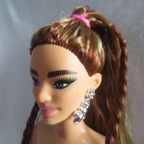 ¡NUEVO! Muñeca Barbie 2021 extra cabello verde raya curvilínea totalmente articulada desnuda difícil de encontrar - Imagen 2 de 5
