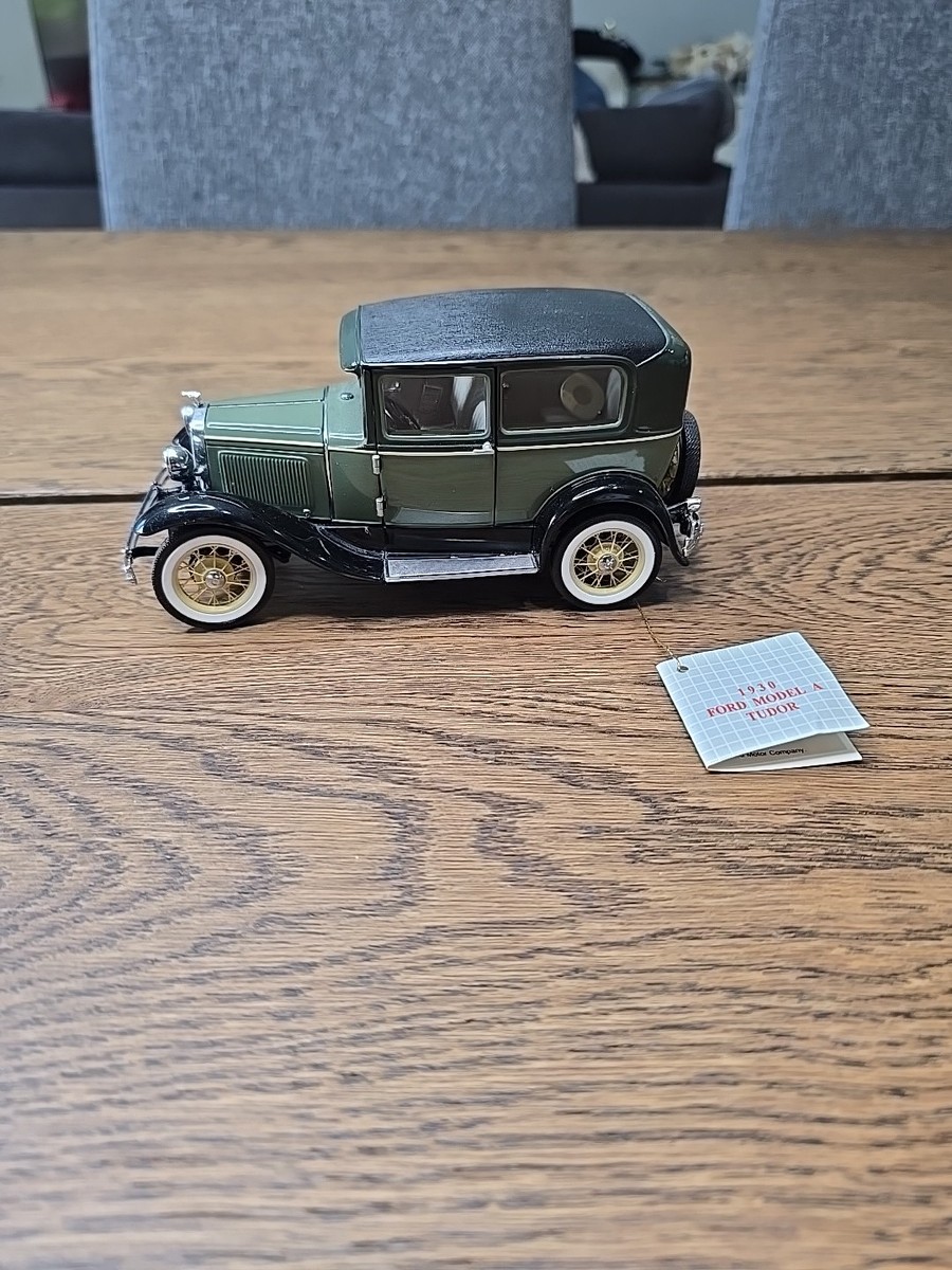 Franklin Mint 1930 Ford Model A Tudor Green 1/24 Scale