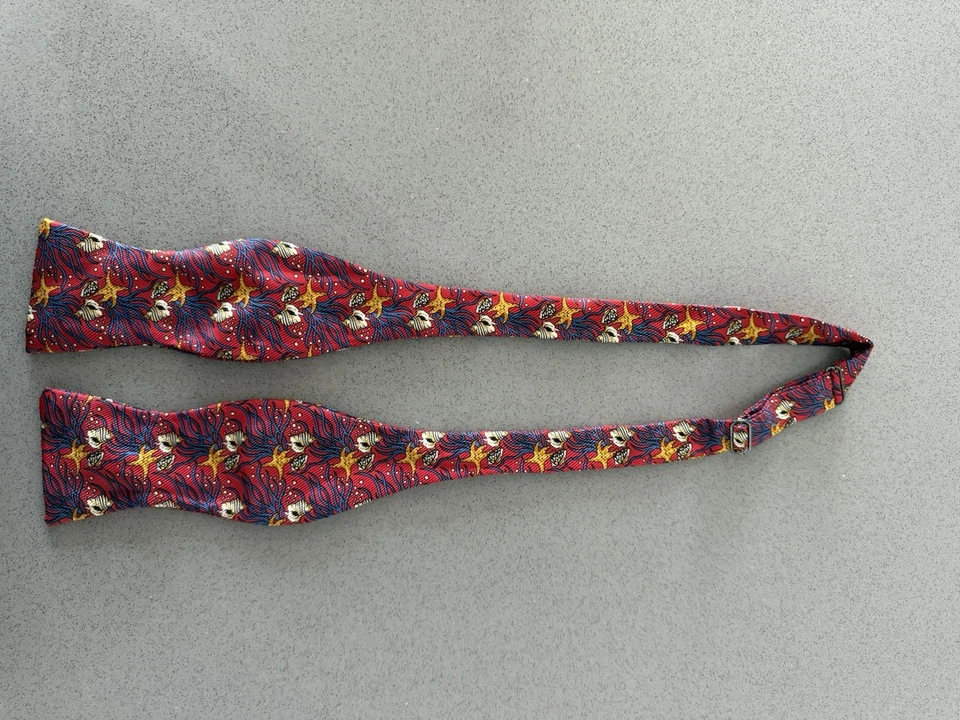 Pajarita Robert Talbott de seda pura hecha a mano patrón de estrellas de mar del océano rojo EE. UU. Foto 2 de 4