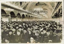 1952 Press Photo Passengers Gather at Opening of New Moscow Subway Section