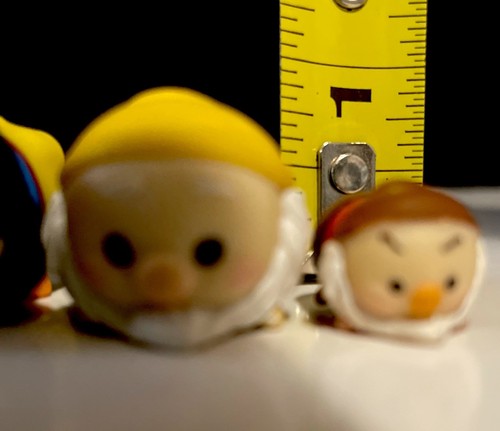 Lotto di 14 figurine e supporti Disney Tsum Tsum Biancaneve in vinile - Foto 2 di 17