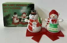 Vintage Plastic Mr & Mrs Snowman Salt & Pepper Shaker w/Box Red Bow Tray J.S.N.Y