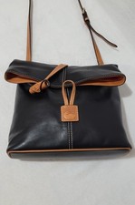 Tracolla Dooney & Bourke fiorentina in pelle nera media chiusura a levetta