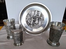 Zinnsammlung: 1 Teller + 3 Becher, Motive v. Carl Spitzweg