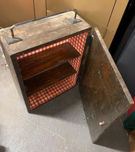 Vintage kleiner handgefertigter Massivholz primitiver, hängender Wandschrank