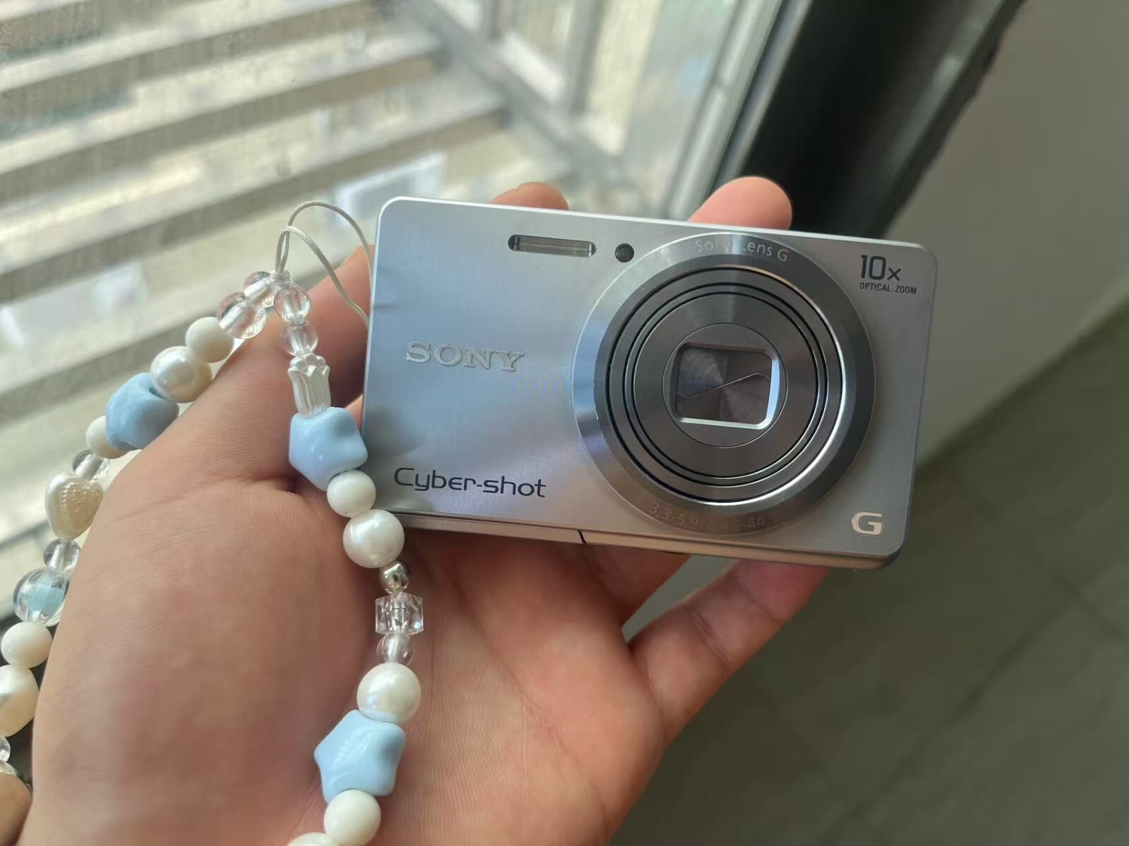 Sony Cyber-shot DSC-W690 16.1MP 10x Zoom Digital Camera in Silver