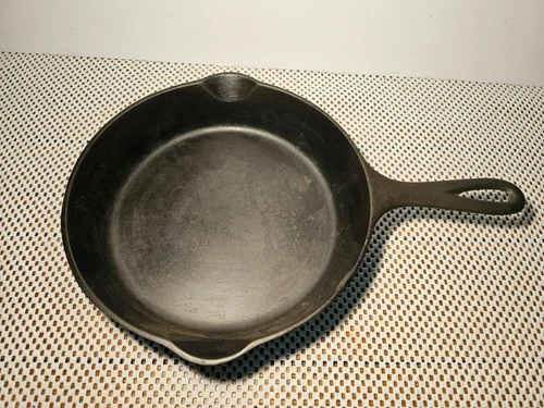 VINTAGE GRISWOLD #6 CAST IRON PAN, NO WOBBLE, NO SPIN