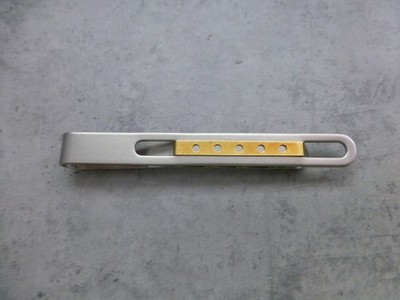 Original Designer Edelstahl Steel Krawattennadel mit gelochten Goldband neuw.