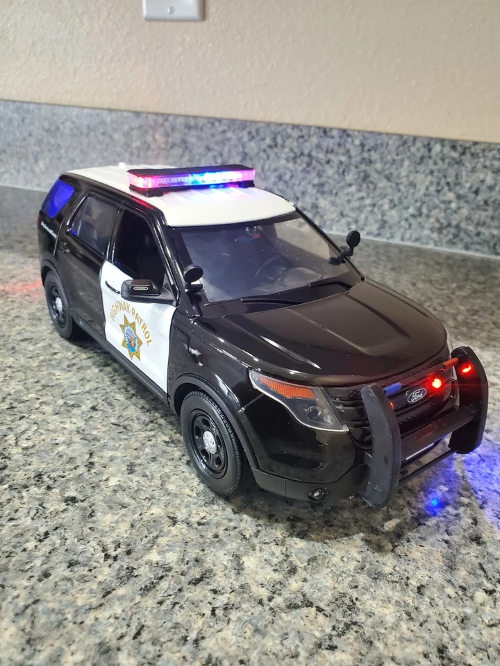 CHP -   Ford Explorer w/ All Flashing Lights - Image 3 of 4