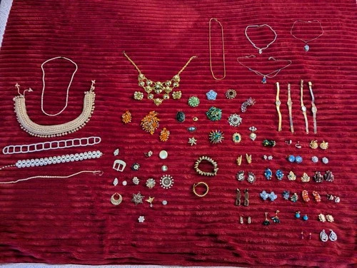Mixed Lot of Vintage Ladies Costume Jewelry & Watches.