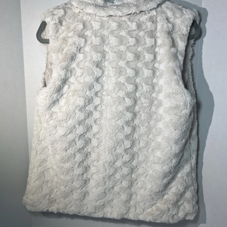 Chaleco Studio Y de piel sintética sin mangas de felpa acogedora pieza de capas mediana Foto 2 de 4