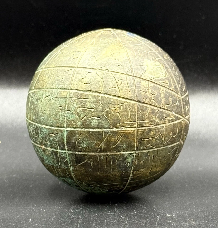 Antigua esfera de globo celeste de latón - signos del zodiaco grabados a mano y escritura árabe Foto 2 de 4