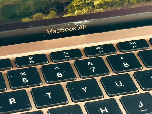 ? Apple MacBook Air M1 - 13,6" - 8 Go RAM, SSD détaillant 256 Go - Or - Faible nombre de cycles ?