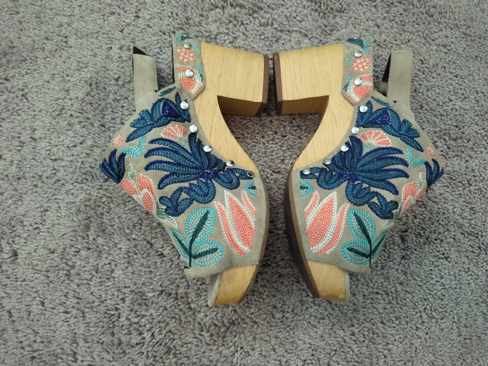 Zuecos de madera Rebecca Minkoff para mujer 7 1/2 m bordados con tachuelas Foto 3 de 4