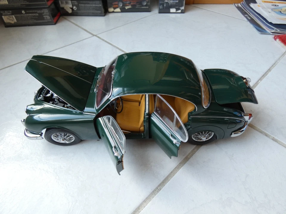 Jaguar Mark II Green 1/18 Model Icons Defect - Image 2 of 4