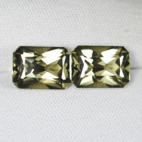 12.06 ct ELECTRIFYING HONEY GREEN NATURAL COLOR CHANGE DIASPORE Octagon Pair ON - 第 1/2 張圖片