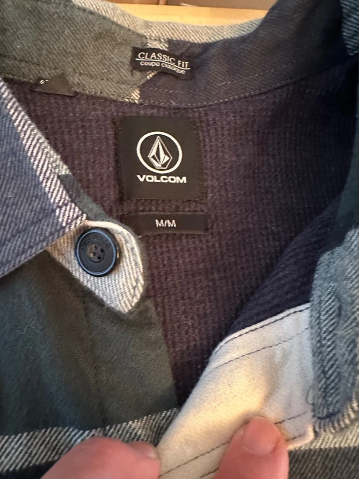 VOLCOM CLASSIC FIT THERMAL LINED PLAID FLANNEL SHACKET MENS SZ M - Image 3 of 4