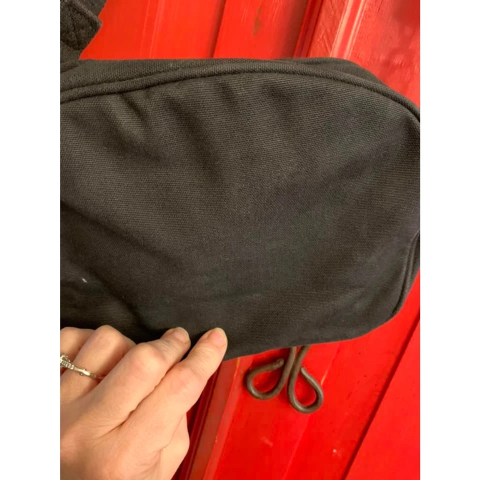 Riñonera cruzada bordada Liz Claiborne usada en excelente estado cartera ajustable negra Foto 4 de 4