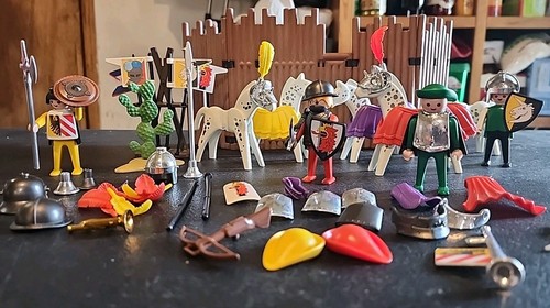 1974 PLAYMOBIL GEOBRA 11 CASTLE FIGURES KNIGHT MEDIEVAL FLAGS SHEILDS VINTAGE - Picture 2 of 12