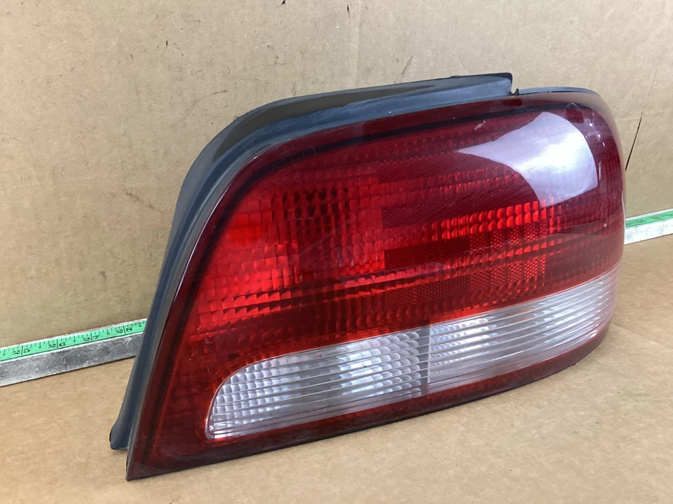 Conjunto de luces traseras laterales derecho pasajero Mazda 626 1998-1999 Foto 3 de 4