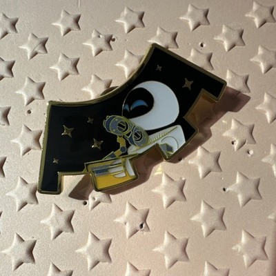 Pixar WALL-E and Eve pin 