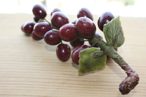Sculture frutta pietra lucida pietra rossa grappolo uva con foglie di giadeite - Foto 2 di 12