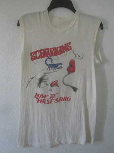 SCORPIONS LOVE AT FIRST STING TOUR size M Vintage C 1980s vintage concert t-shirt, vintage, single stitch, B+ condition