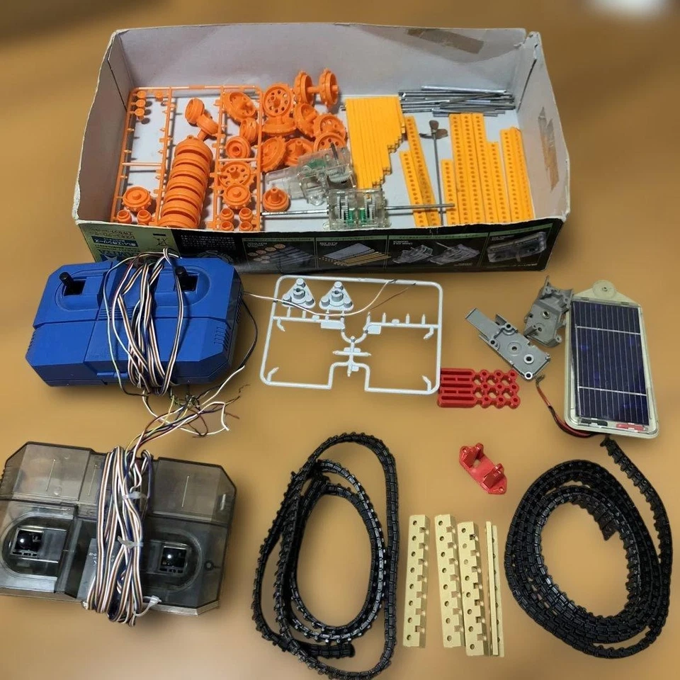 Set di costruzione TAMIYA Rescue Crawler, telecomando, ecc. - Immagine 2 di 4