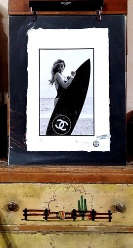 CHANEL No.5 Surfer Girl, Limited Edition 22'x 15'x Signed Fairchild Paris - Picture 2 of 16