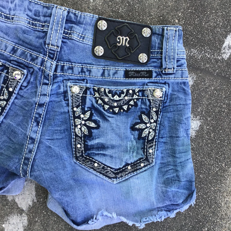 Miss Me Women's Distressed Blue Denim 5 Pocket Shorts Size 25 Tropical - Image 4 of 4