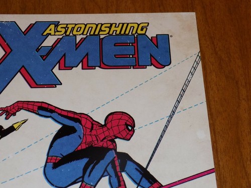 Astonishing X-Men #48 (X-Men #1 homage variant) featuring SPIDER-MAN (2012) NICE - Imagen 3 de 6