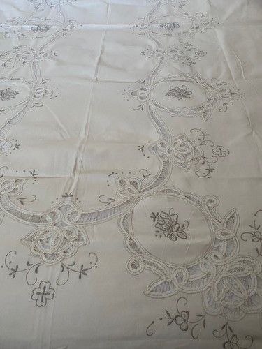 Vintage Cream Linen Handmade Embroidered Lace Crocheted Rose Flower Tablecloth - Picture 4 of 8