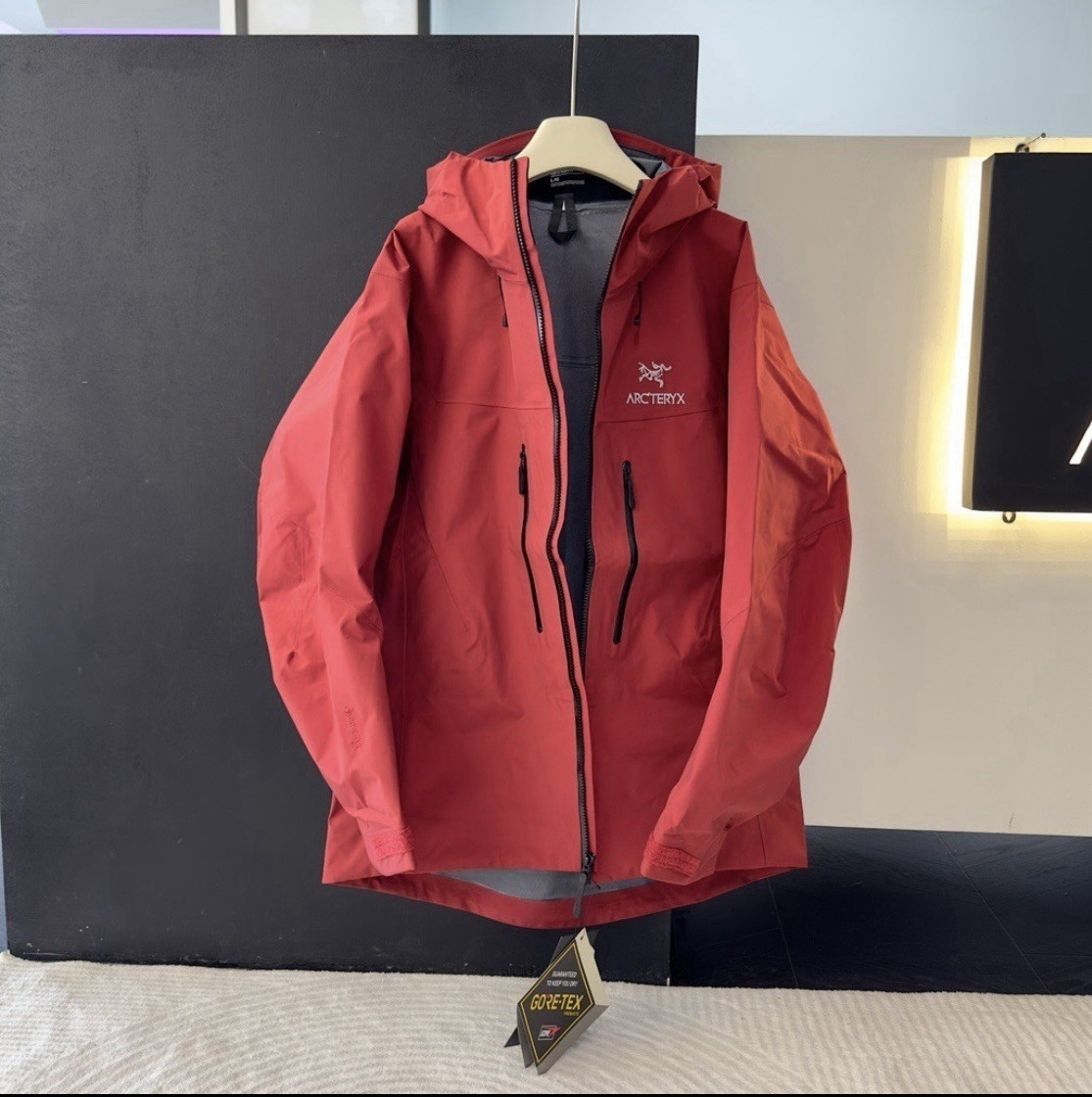 Arc'teryx Alpha SV Men's Gore-Tex Jacket Size L Bordeaux Red thumbnail 2