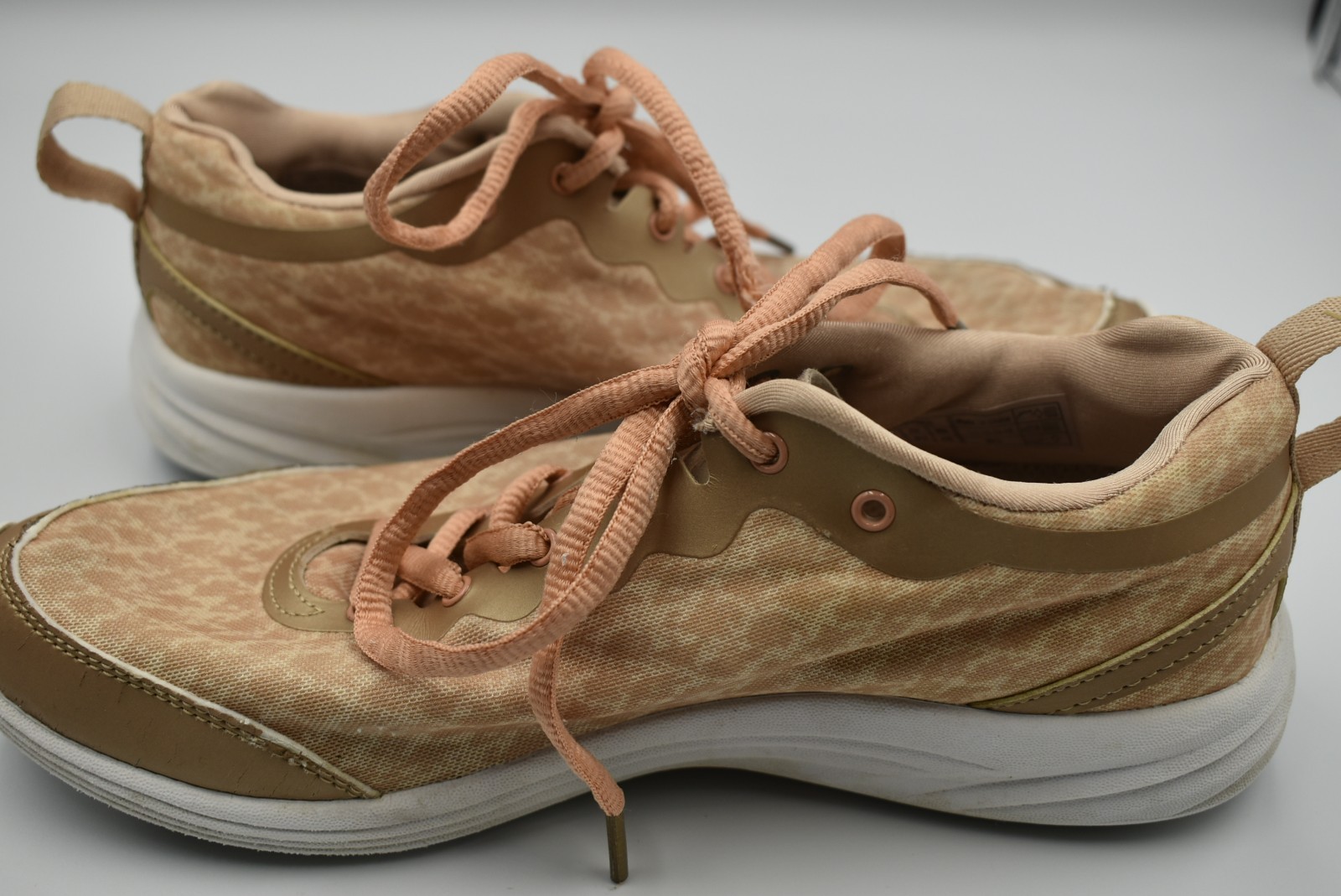 VIONIC Tan Python Orthopedic Sneakers Womens 7.5 - image 7