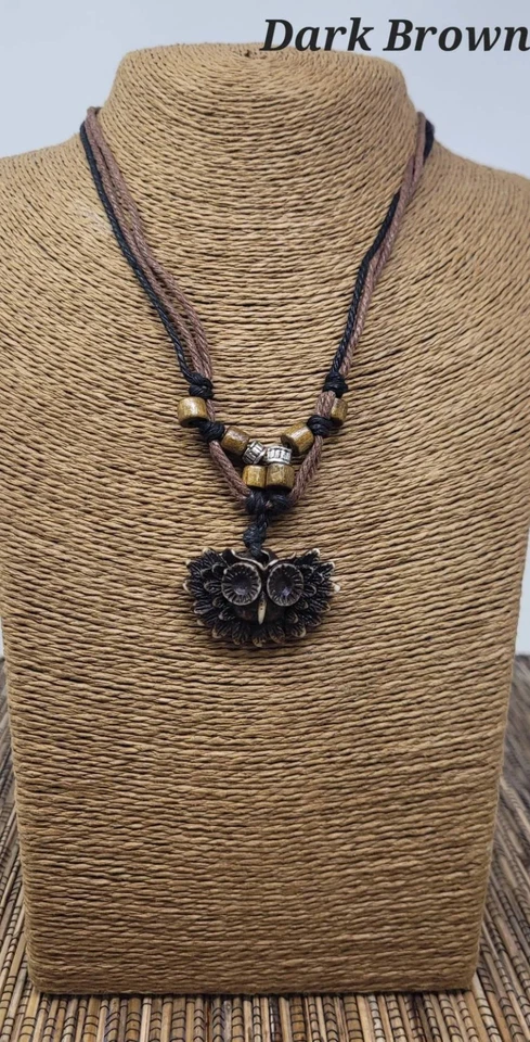 Colar Coruja – Pingente de Resina Esculpida Unissex Ajustável 16–32 polegadas 4 Cores 3 Fios - Imagem 2 de 4