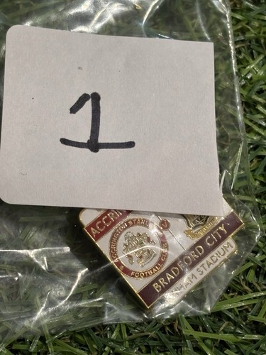 Rare Accrington Stanley Pin Badge / Wham Stadium -v- Bradford City - Nice - Picture 4 of 4