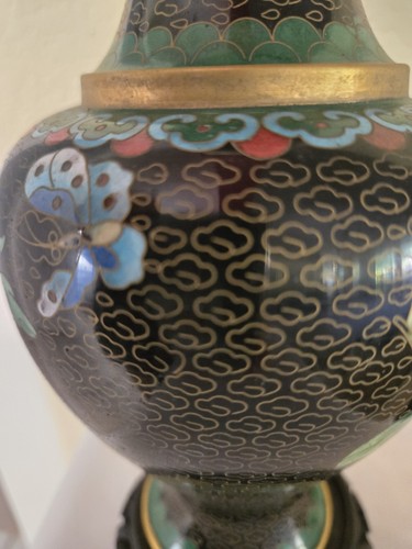 antike chinesische Cloisonne Vase 8,5" hoch x 4" breit mit Holzsockel - Bild 10 von 12