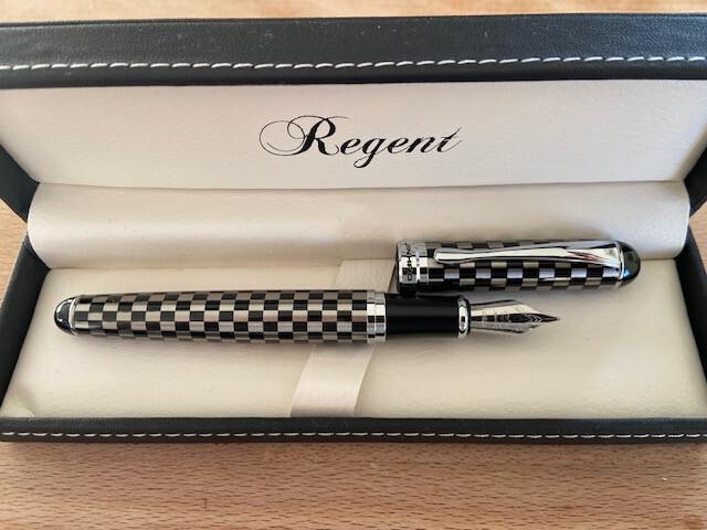 Stylo plume iridium REGENT noir et fer à damier avec écrin de rangement