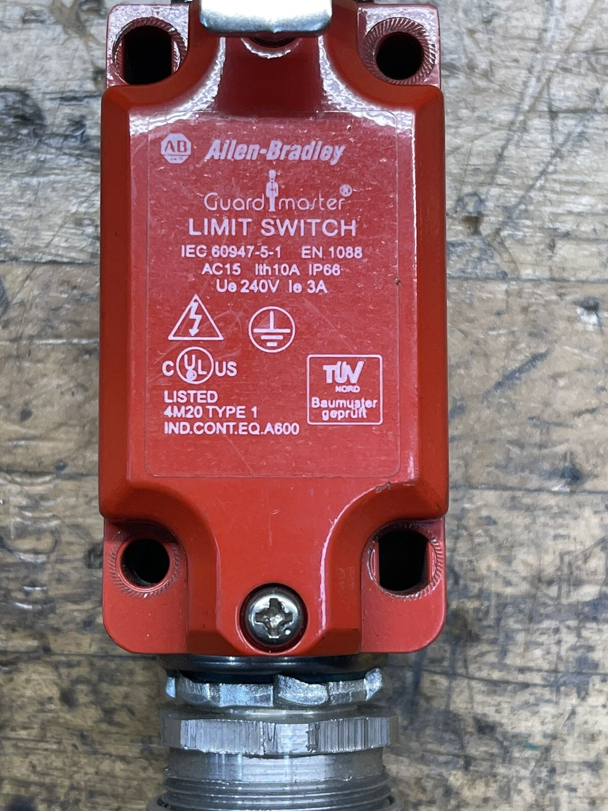ALLENBRADLEY 4M20 Type 1 LIMIT SWITCH with extended roller arm. SEND