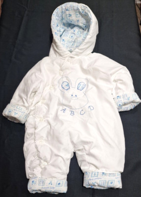 Babys (3-6 Monate alt) Strampler mit Kapuze & wattiert. Weiß. (Gebraucht).