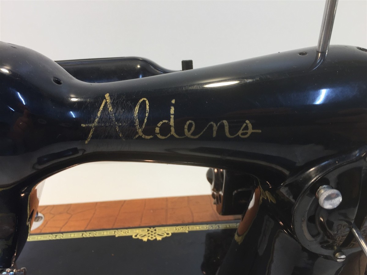 Vintage Aldens DeLuxe Sewing Machine W/ Pedal Made in Japan Vintage Aldens DeLuxe Sewing Machine W/ Pedal Made in Japan