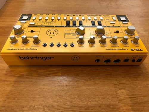 Behringer TD-3-AM Analog Base Line Synthesizer - Picture 2 of 9