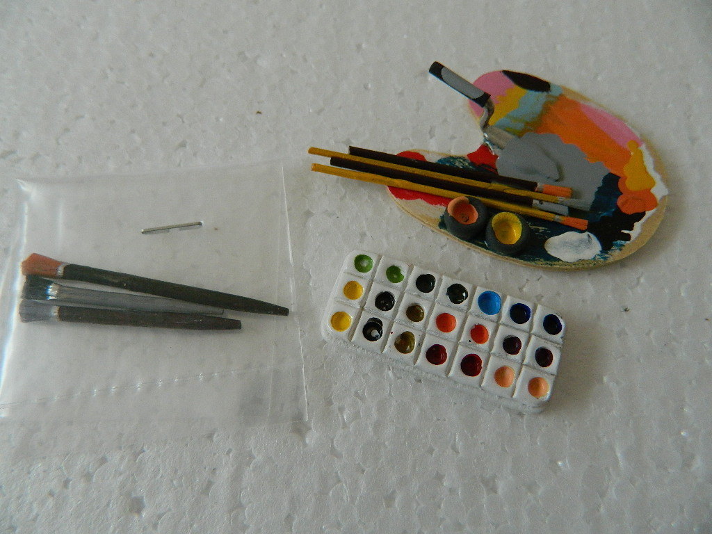 (M6.27) 1/12th scale DOLLS HOUSE ARTISTS PALETTE,BRUSHES & PAINTS SET