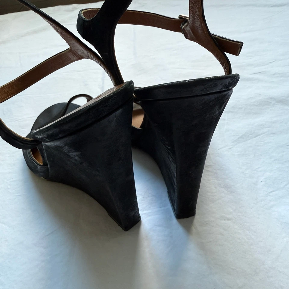 Tacones de cuña vintage Givenchy Paris de gamuza con tiras con ribete dorado, talla 38,5 Foto 3 de 4