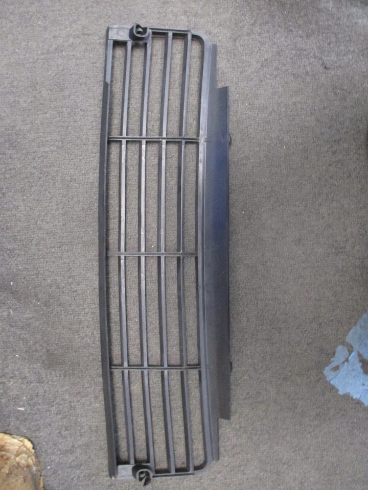 Porsche 924-S y 944 19851/2-1991 parrilla inferior delantera original de fábrica negra usada Foto 2 de 4