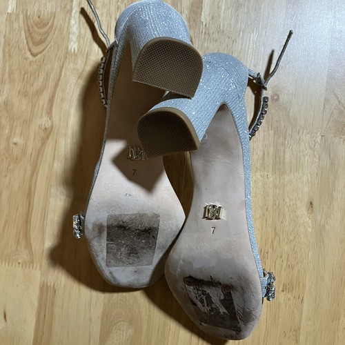 Tacones Badgley Mischka con correa en bloque plateados ornamentales para mujer talla 7 - Imagen 6 de 6