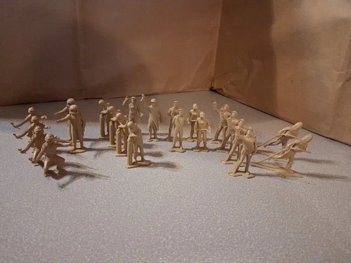 VINTAGE MARX CAPE KENNEDY CARRY ALL PLAY SET TAN FIGURES 2.25"  TOTAL 22 FIGURES