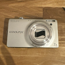 Nikon COOLPIX S6000 14MP Compact Digital Camera Silver 7x Zoom 2.7in USB